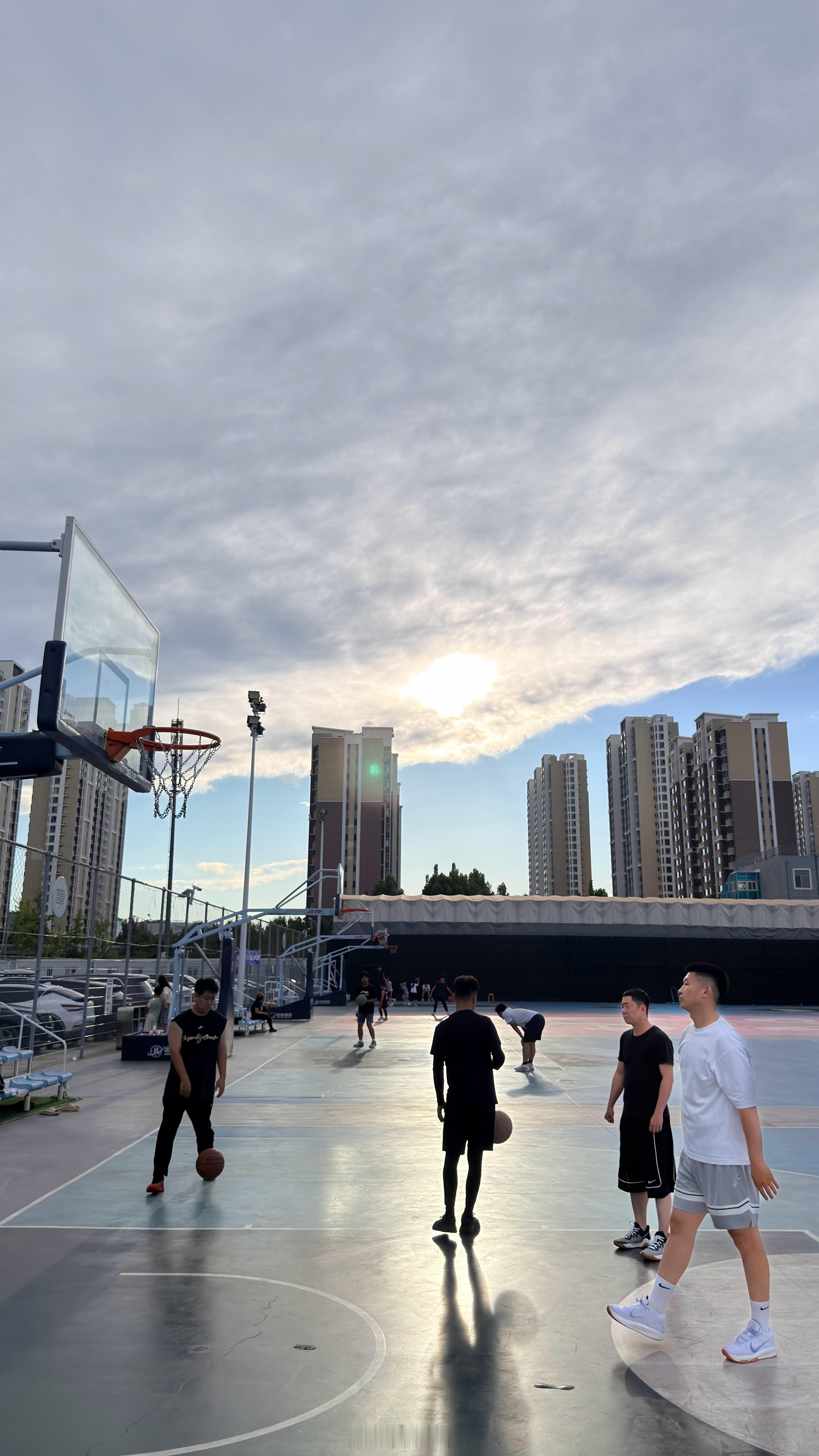 打一会篮球🏀！ 虽然跳的还没烟高！🚬 