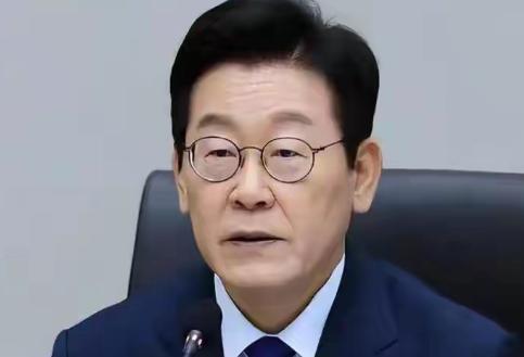 李在明是个高手！刀刃向内，打了高市早苗一个措手不及。
 
8月15日，韩国光复节