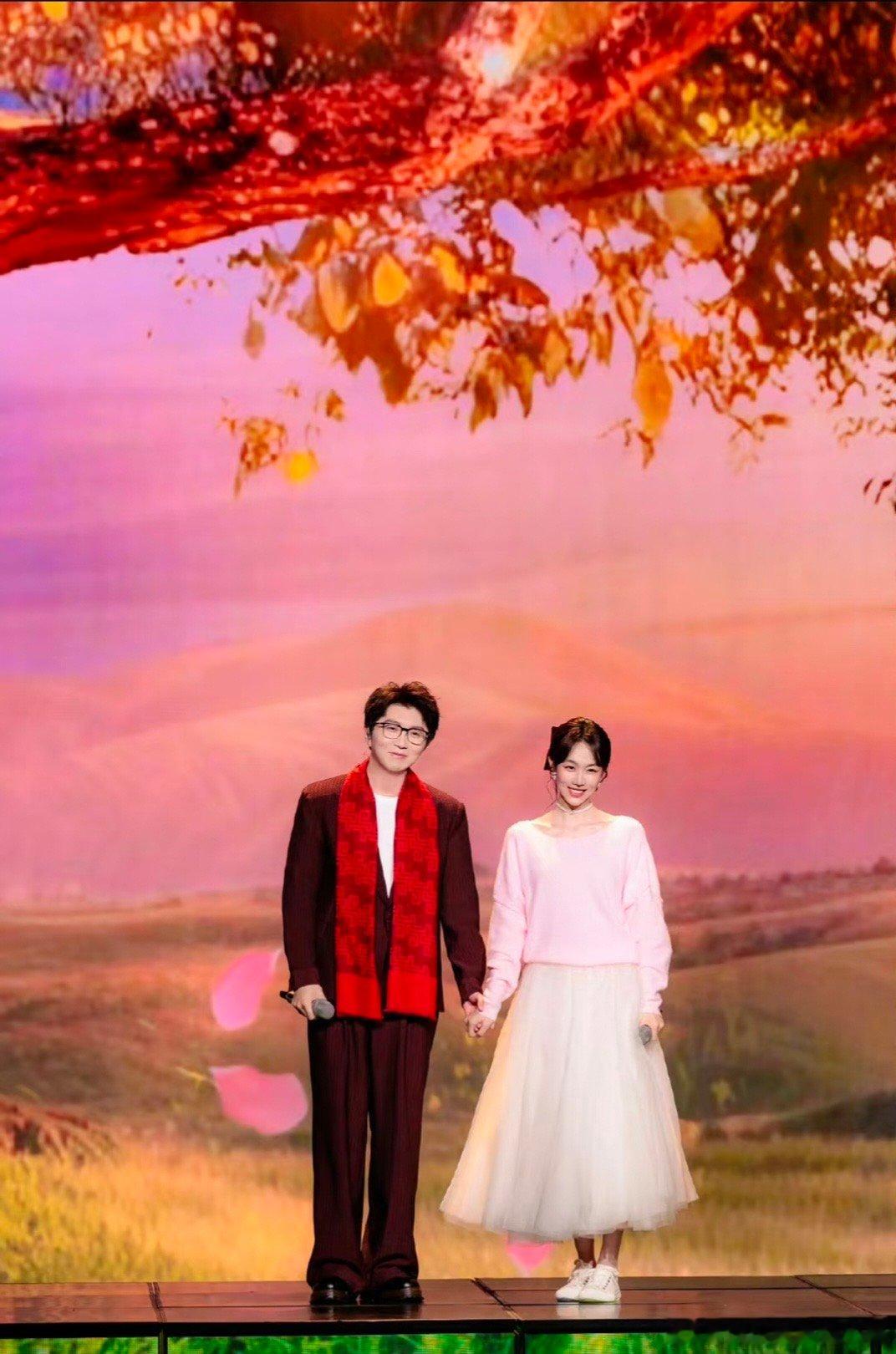 姜妍和毛不易合唱比上春晚还紧张姜妍手搓和毛不易演出的裙子粉了多年的偶像同台，这份