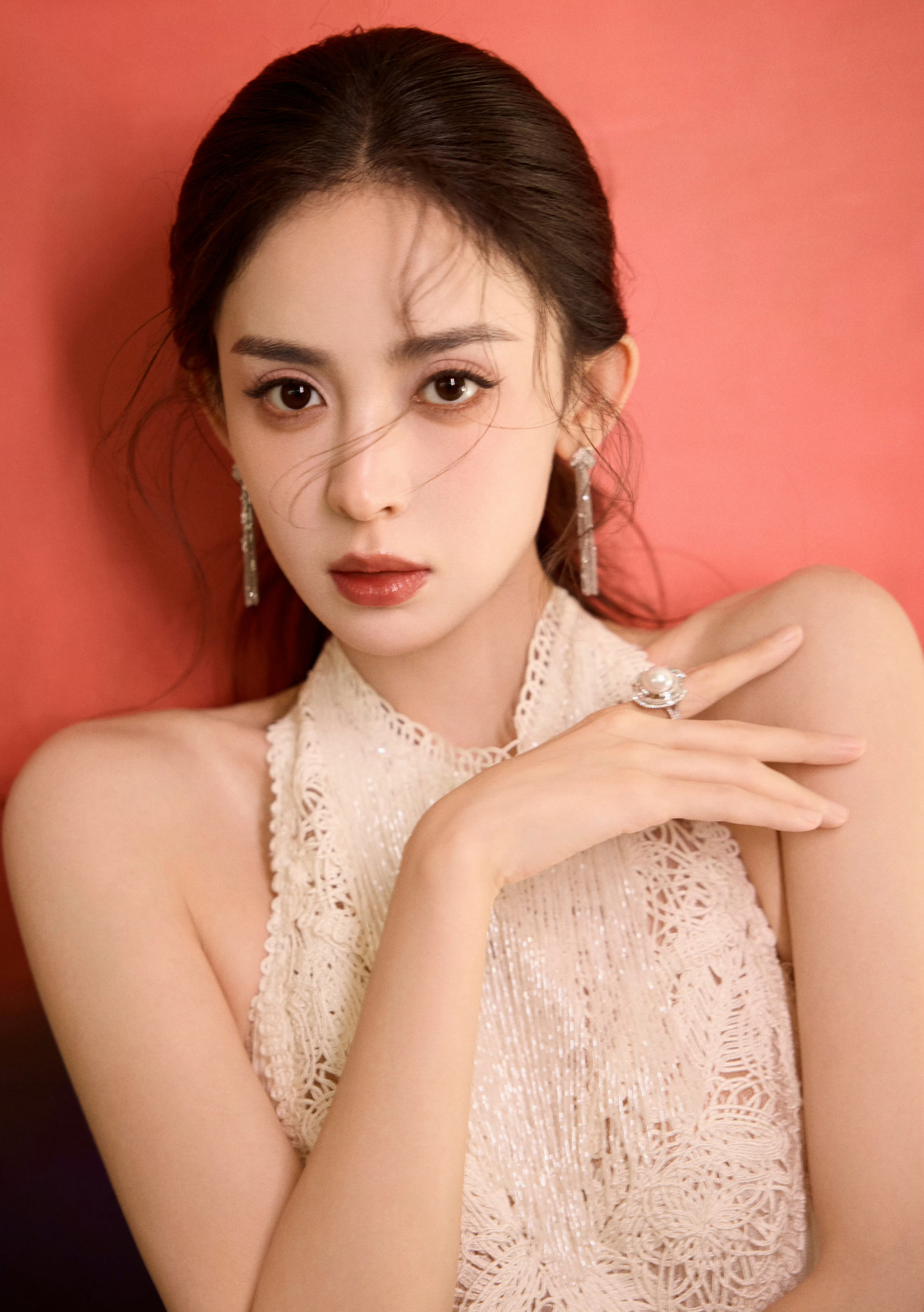 古力娜扎，白色蕾丝流苏露背长裙造型 ​​​