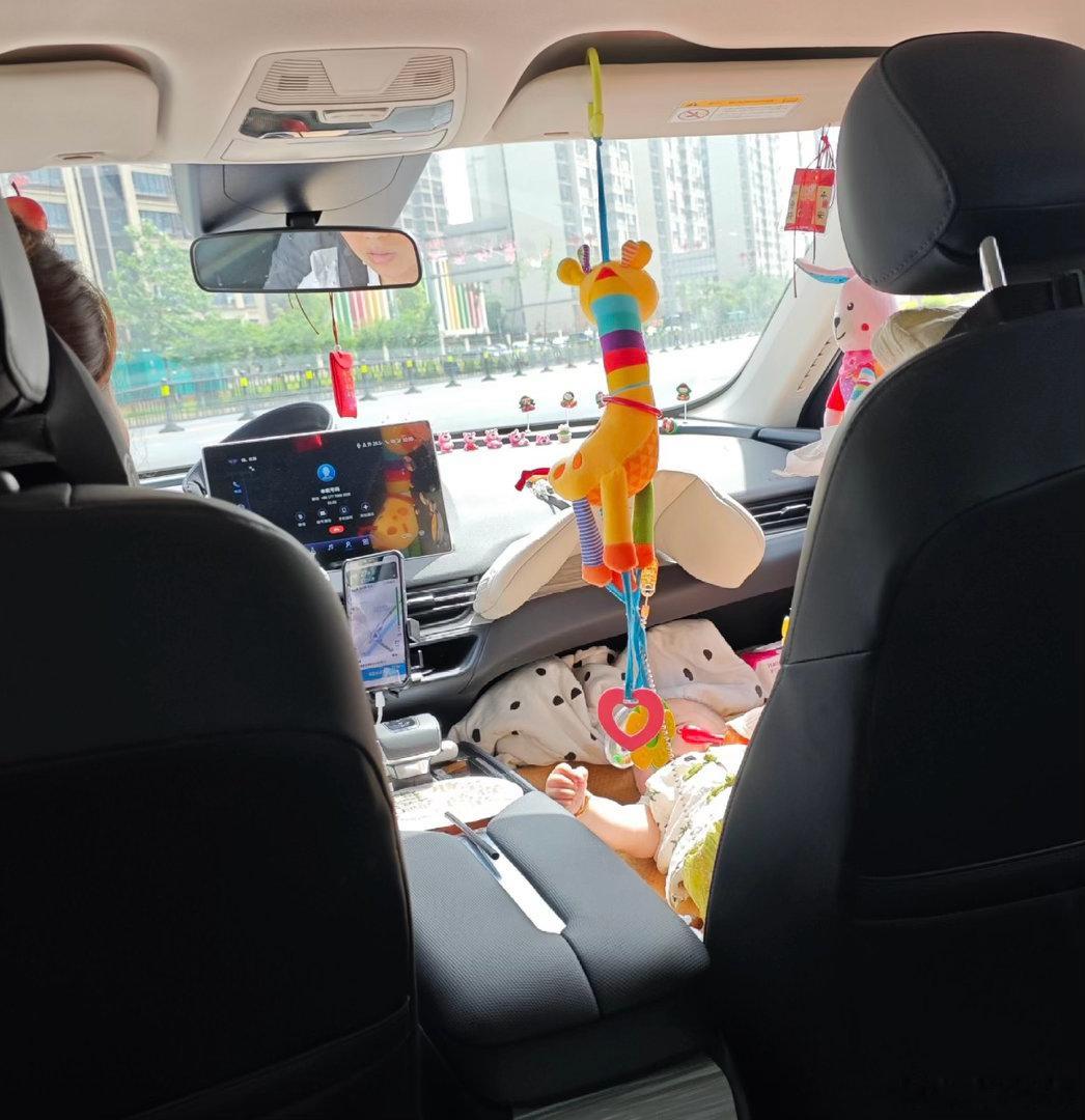 给宝妈选通勤接娃车，别一上来就盯着续航和零百加速看，那些都是给单身人准备的。我身