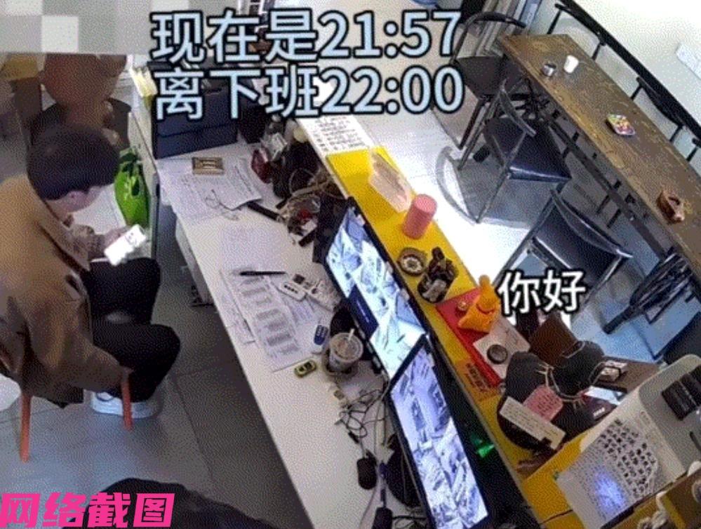 四川有家店铺晚十点打烊，两名店员看到马上是下班时间，于是准备下班。

只是此刻还