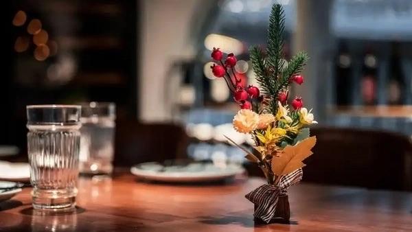 涉密工作人员千万别在饭桌宴请上多说话
          涉密岗位人员一言一行皆