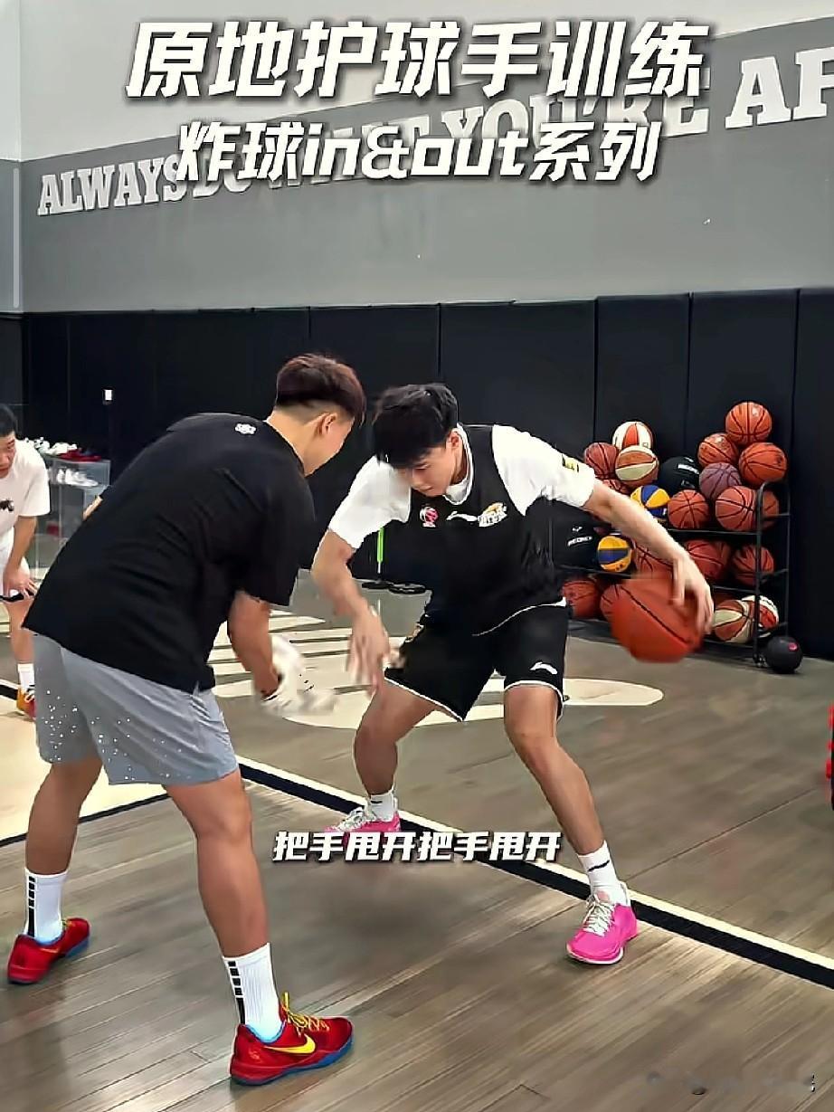 李虎翼训练的就是他的弱项，如果把这个加强，李虎翼绝对是辽宁男篮日后的核心。

休