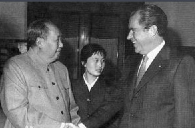 1972年尼克松访华，在两国交换礼物时，毛主席送给他四两茶叶，尼克松嫌礼物太少了