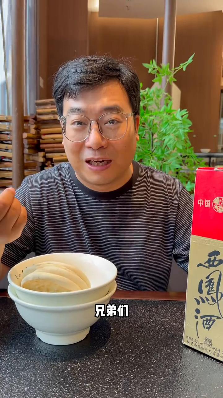 西安羊肉泡馍配西凤酒。
兄弟们，你们真是体会不到下雨天吃一碗泡馍再喝两口，这感觉