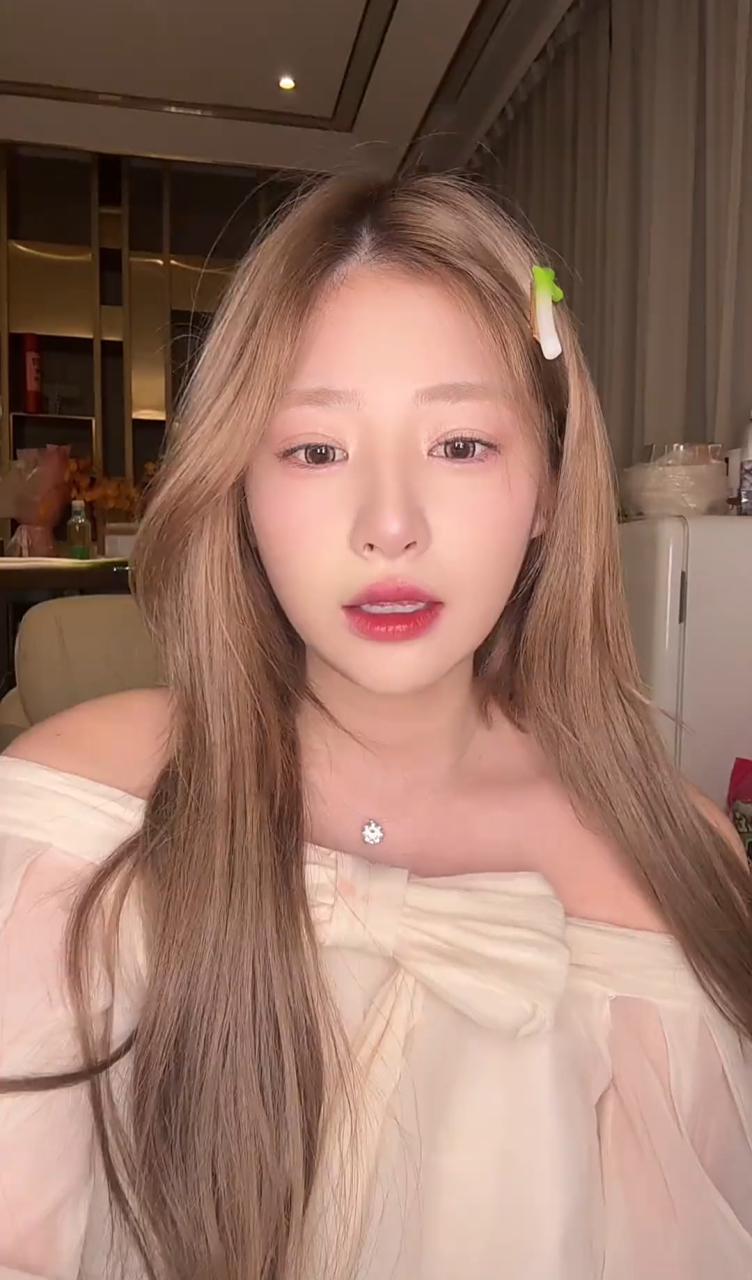 黄一鸣直播时回忆往事，王思聪以前约她的时候，一来一回的车费各给5万，约会的方式很