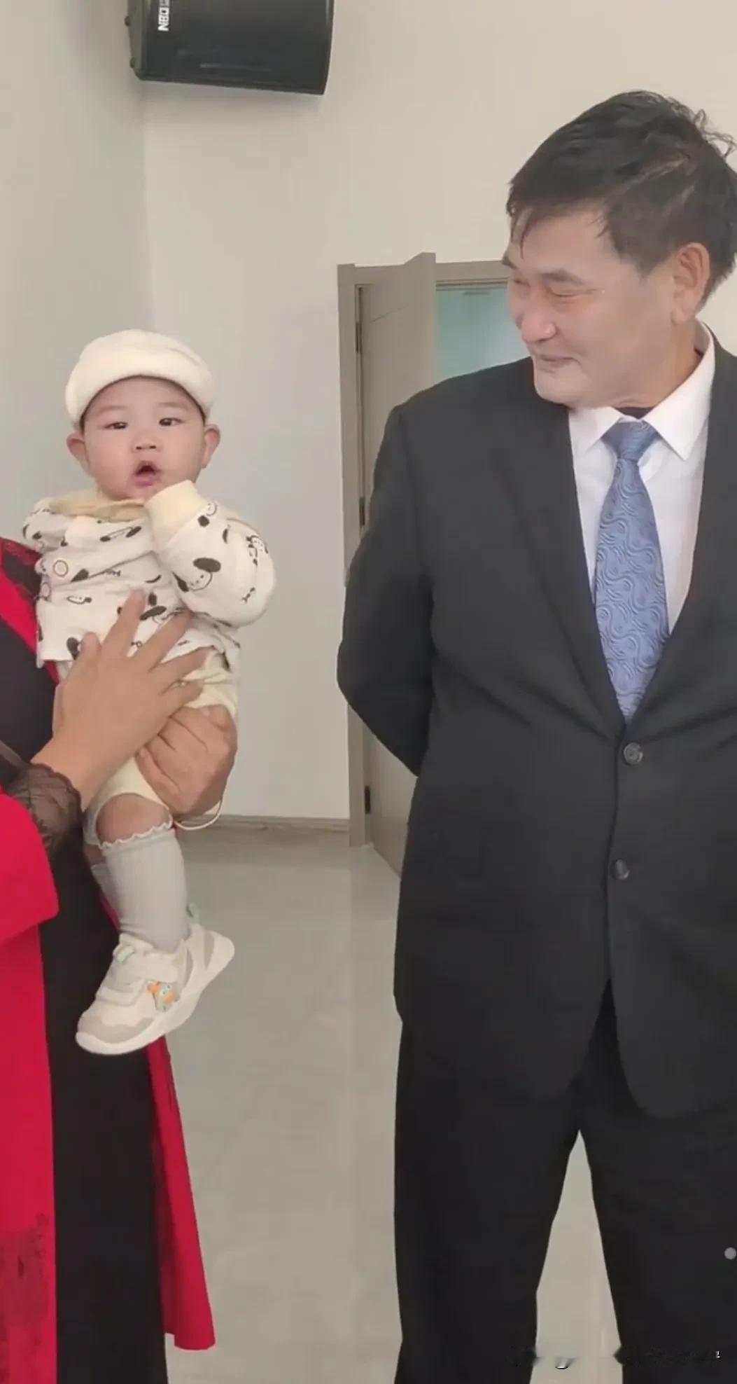 大衣哥，有孙子啦！一看就是朱家人，根本不用做亲子鉴定[捂脸]，看看孩子这五官，和