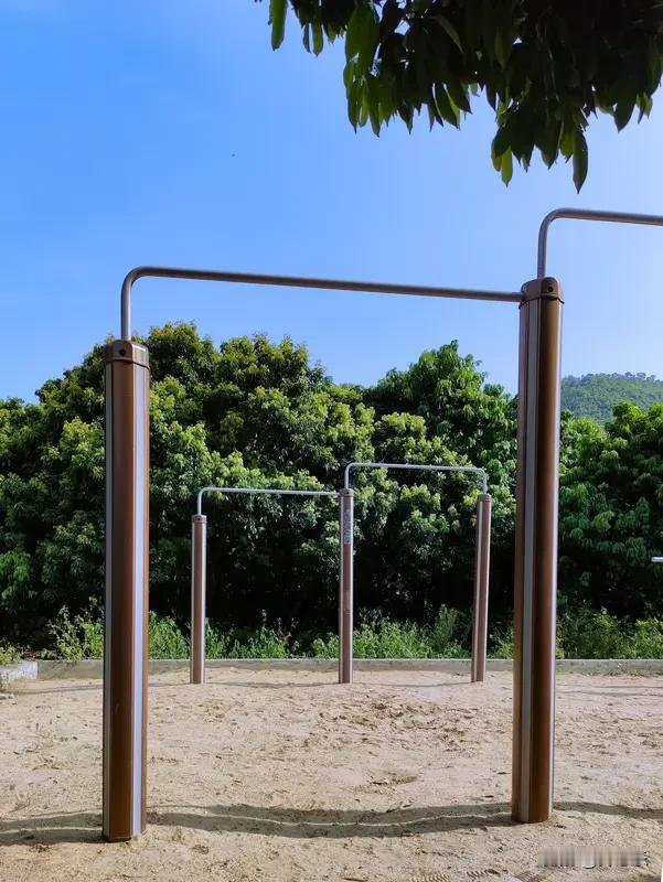 饭后陪老婆去河边健身，比窝在沙发上强多了

今天午饭吃完，老婆把碗一推：“走，陪