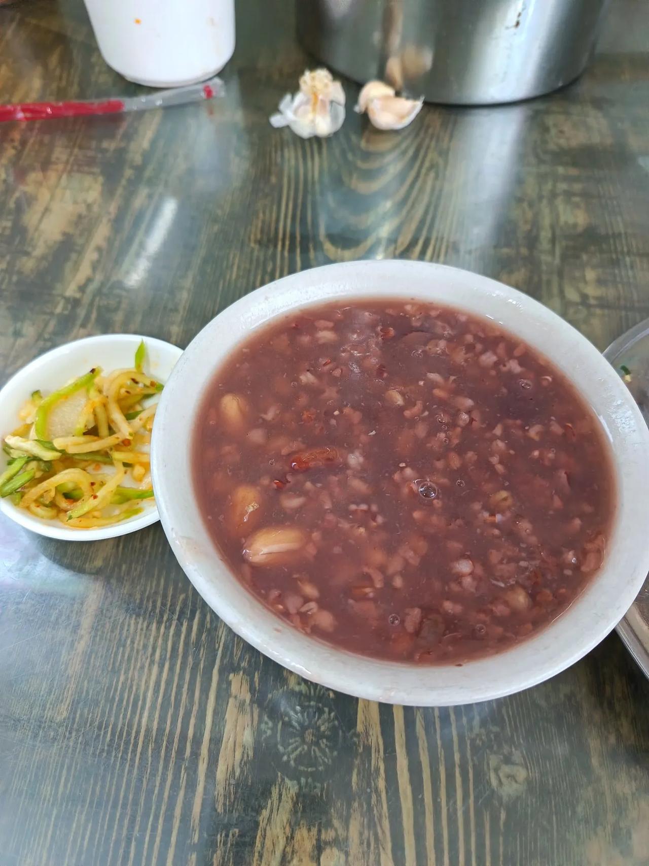 我有一个疑问哈，早餐店的水煎包，无论素的肉的，都是一块钱两个。

按说肉的应该比