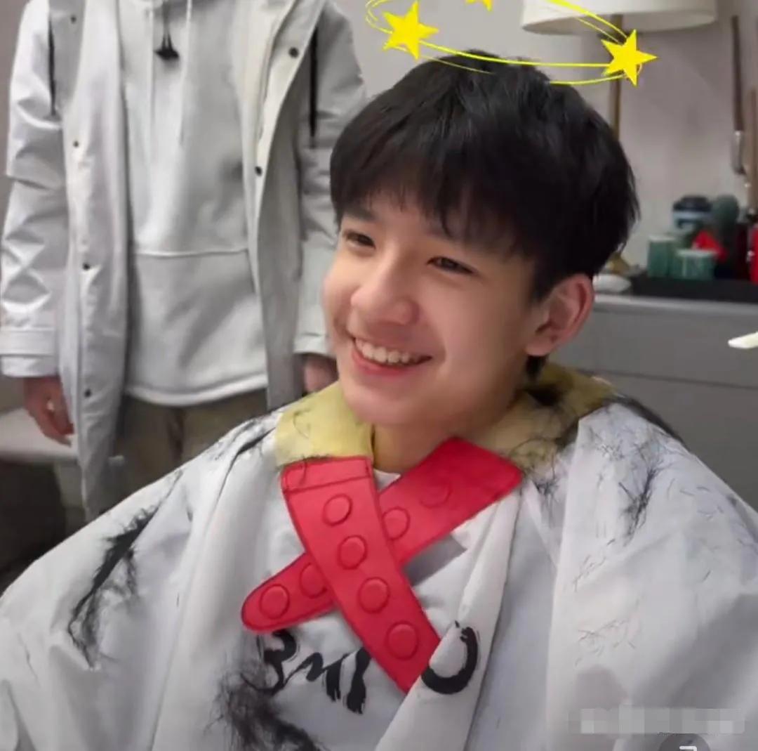 董洁15岁儿子顶顶好帅呀！阳光帅气，遗传了爸爸妈妈的好基因，五官精致，英俊帅气，