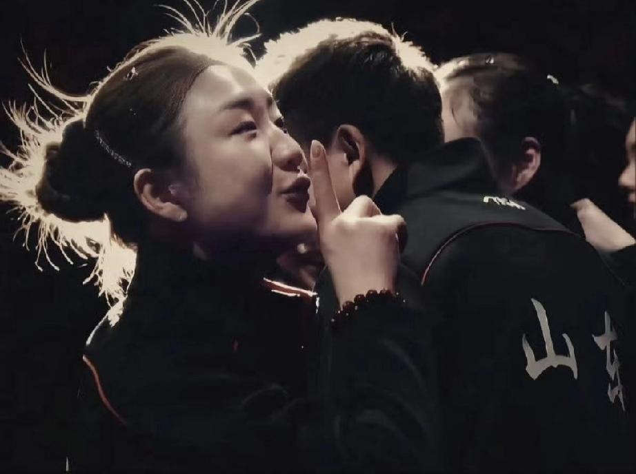 陈梦全运会又出名场面神图！猜猜她在做什么？
昨晚的澳门全运会乒乓球女团决赛，陈梦