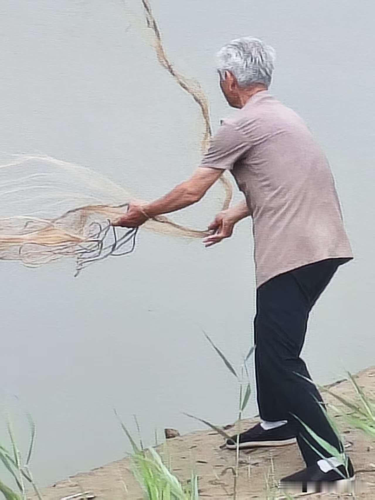 今天父亲节，时隔三年，八十多的老爹，再次出手！
昨天家庭聚会，姐夫说，要和老爸出