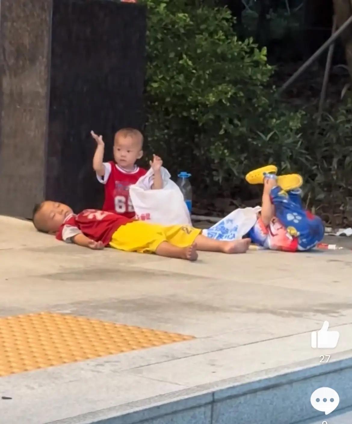网友深圳地铁站门口偶遇流浪的三胞胎，一打听原来是一个摩的司机的孩子。看起来三个孩