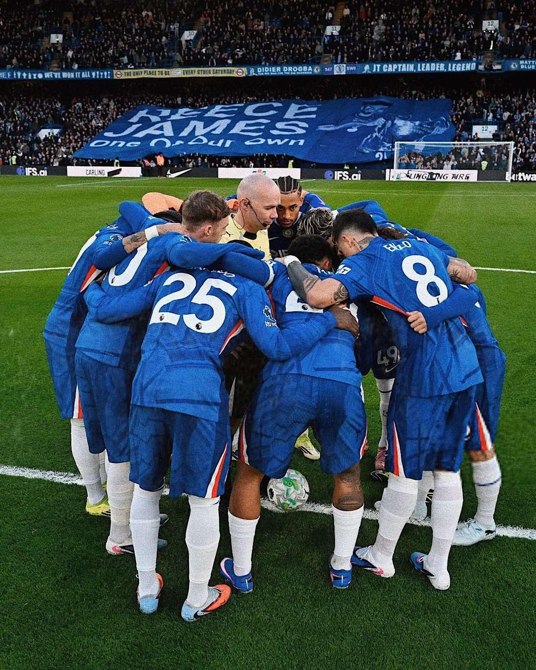 切尔西球员在中圈开球时把主裁判围在中间这画面确实挺幽默的，帕尔默和主裁判相视一笑