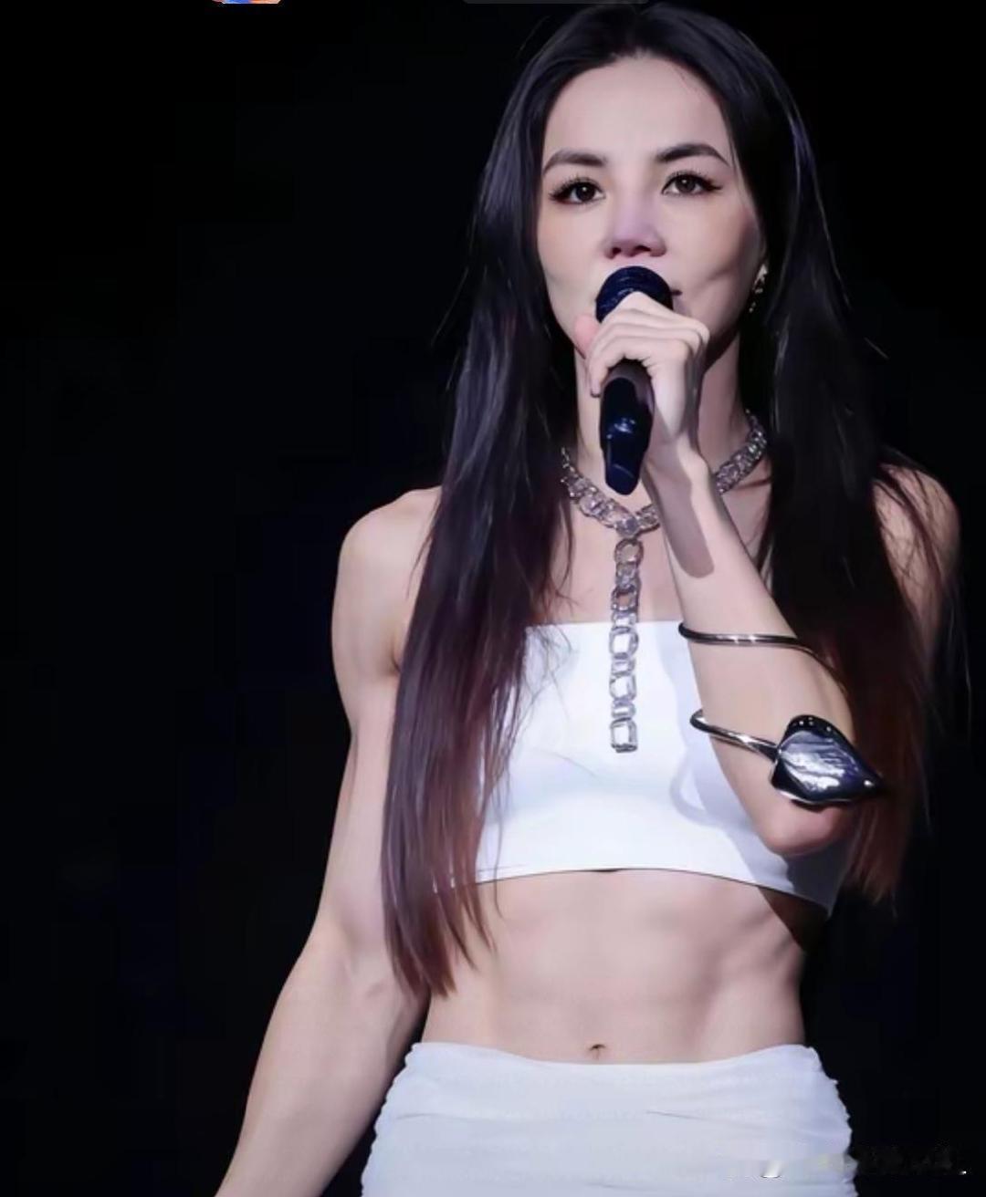 Ella陈嘉桦畅游青岛，现身青岛网红墙，在青岛的双场演唱会即将开唱。