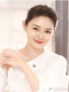 【 小S证实姐姐大S将树葬  】极目新闻据台媒报道，大S因流感并发肺炎骤逝，享年