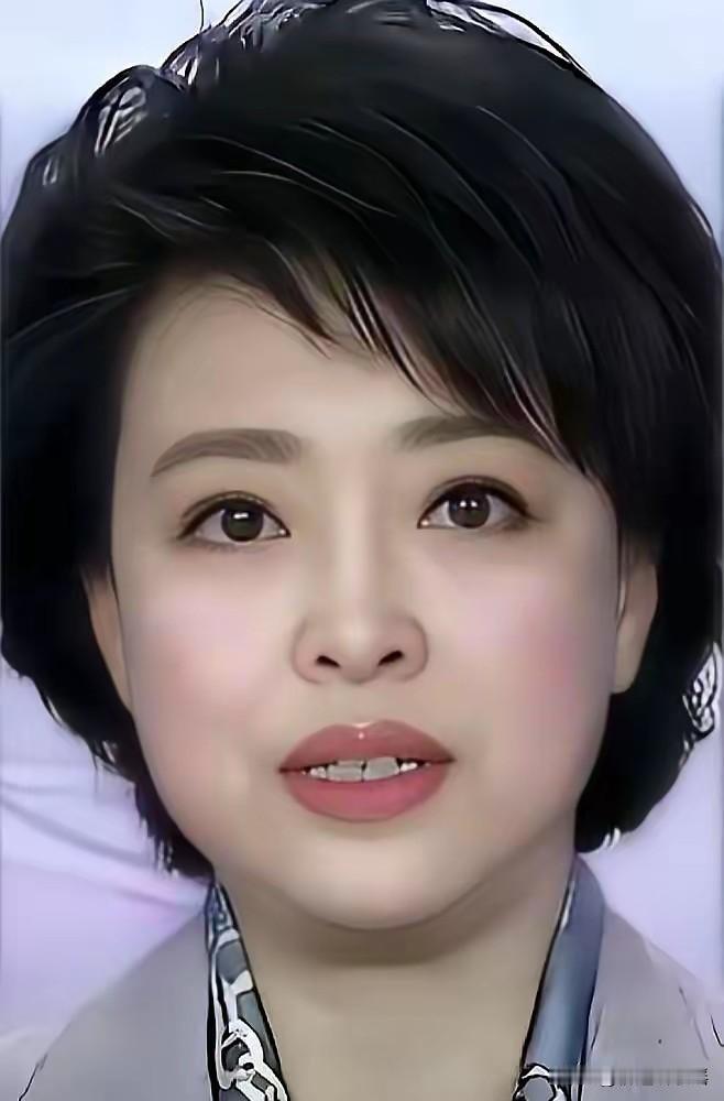 那个每天替康辉念稿的女人，终于被扒出来了。​​20多年，《新闻联播》里最硬的稿子