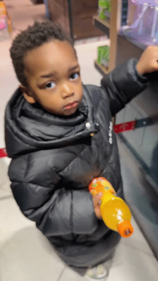 上海某地的一家小超市里，突然来了一个黑人小孩来买东西。
他先买了一瓶果汁饮料，紧