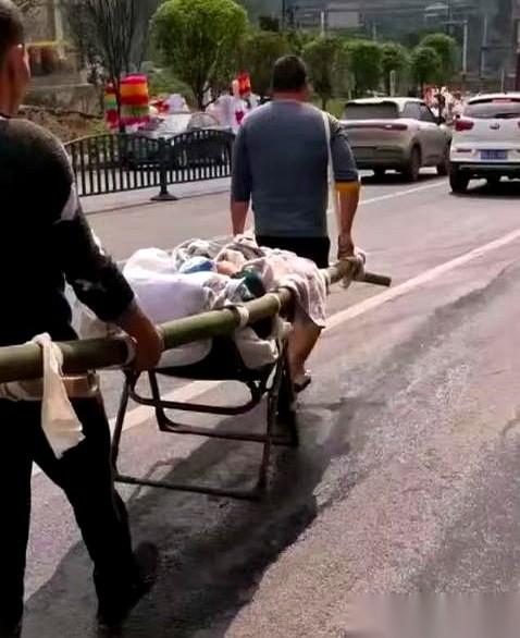 81岁婆婆脑干出血！儿媳一看，医生说了两个字：保守。可老人醒了，怎么办？摆在面前