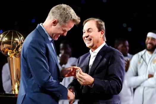 美记：科尔本周和勇士高层会面，商讨自己的未来据NBA知名记者布雷特·西格尔（Br