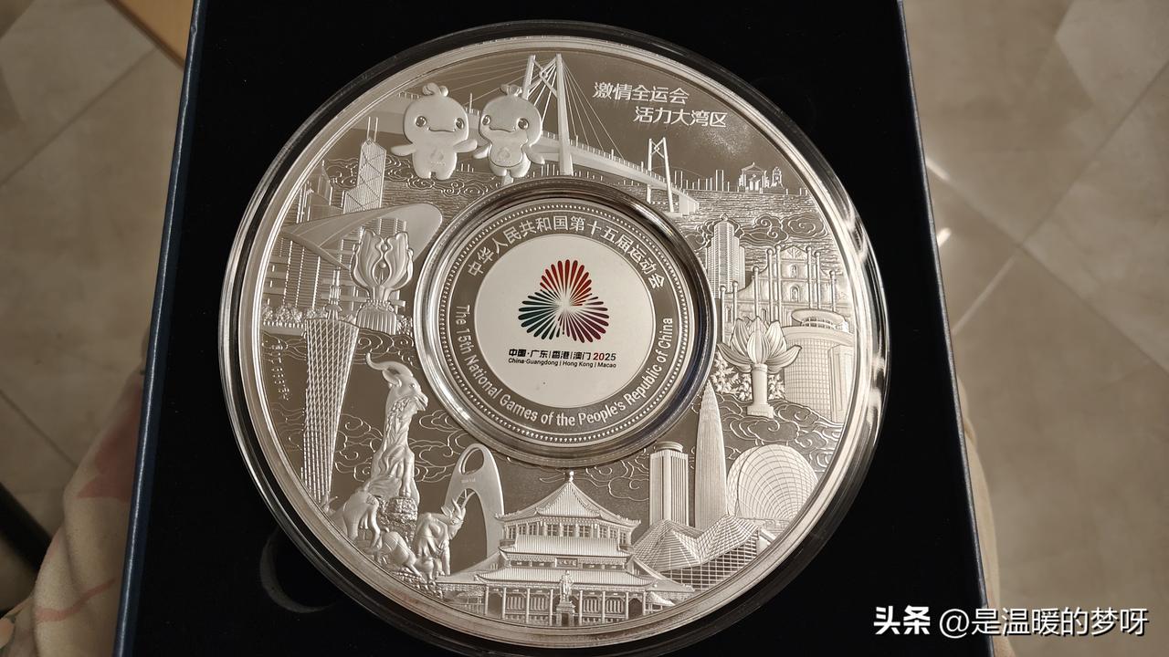 这是我在工商银行手机银行上买的一个装饰性银盘
好大的一坨儿
但是实际银子的重量只