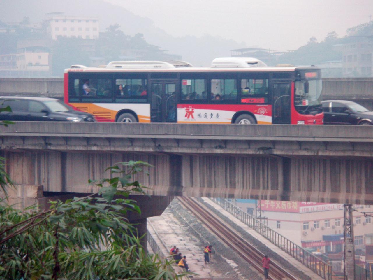 2010年10月，重庆沙坪坝区杨家沟，上方遂渝高速公路，那辆公交车是大学城那边过