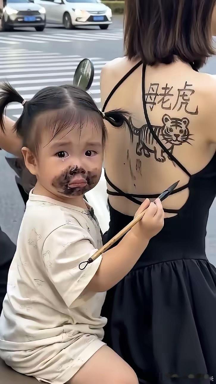 还别说，这小孩挺有画画天赋的