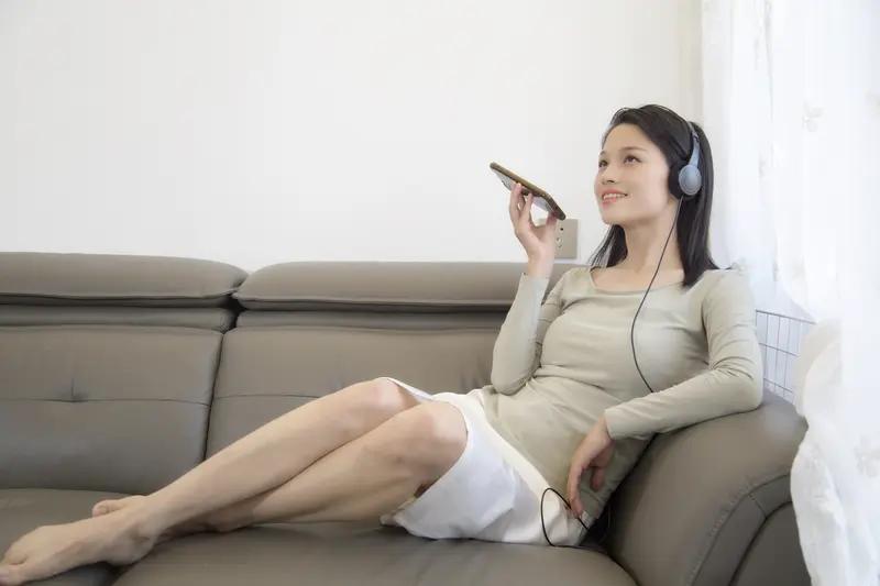 现在好多女性选择单身，原因很现实。不少女性接受了良好教育，有工作有收入，能照顾好