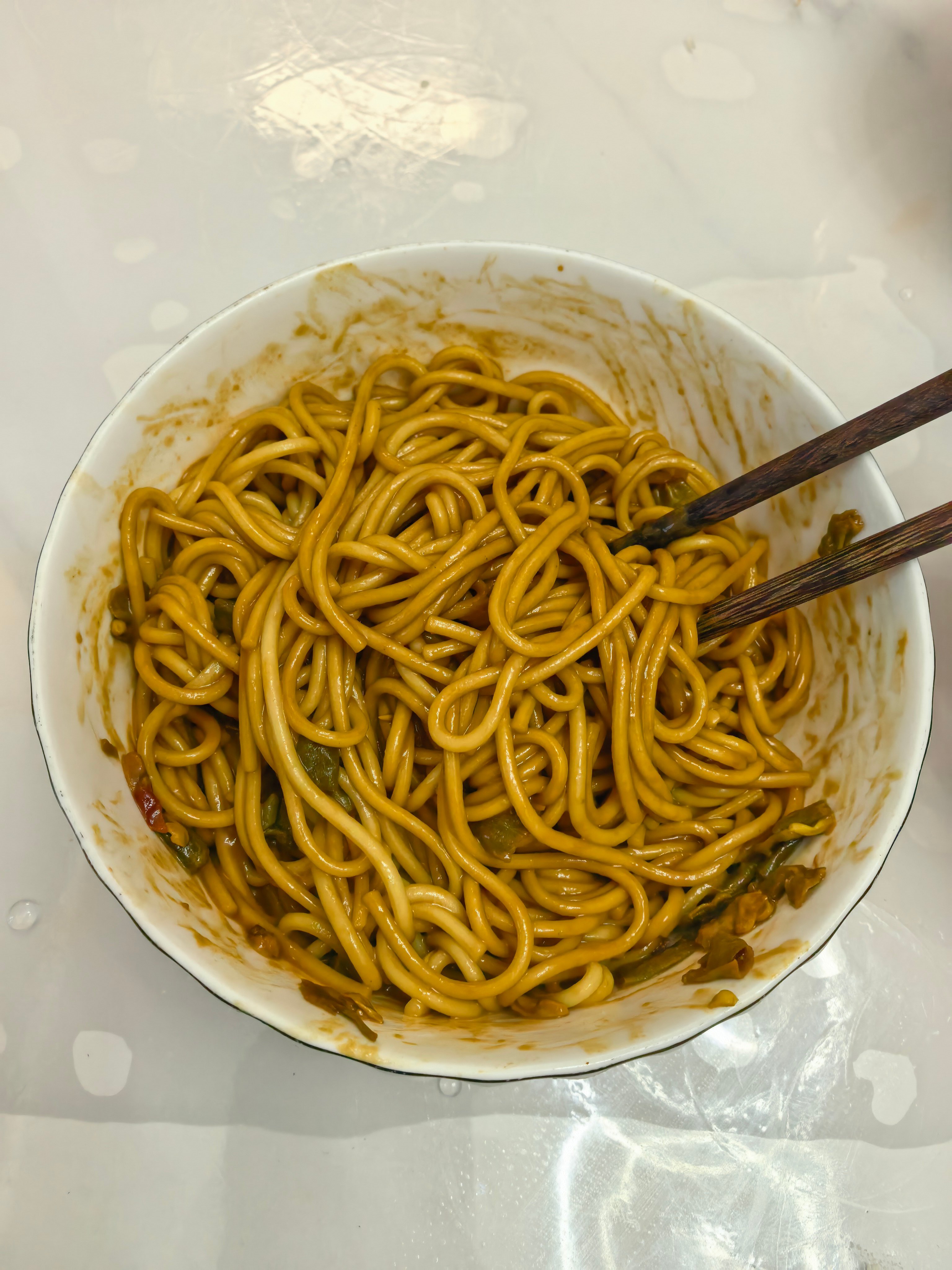 老板娘制作的热干面，好吃极了。这手艺，在微博上应该能排的上名次。热干面自制美食