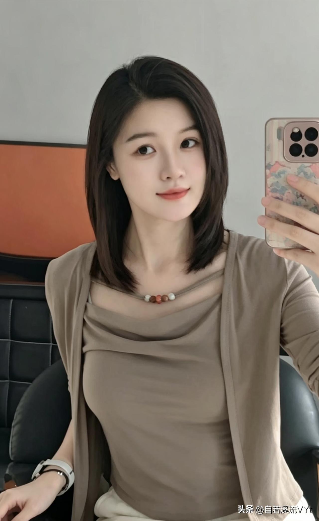 点绛唇·镜前自赏
 
短发清柔，闲持素机临妆镜。
浅妆恬静，眉目含温婉。
素色衣