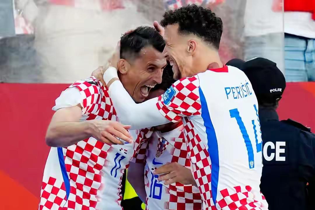 克罗地亚球员激情庆祝，胜利的喜悦洋溢在脸上！🏆🇭🇷