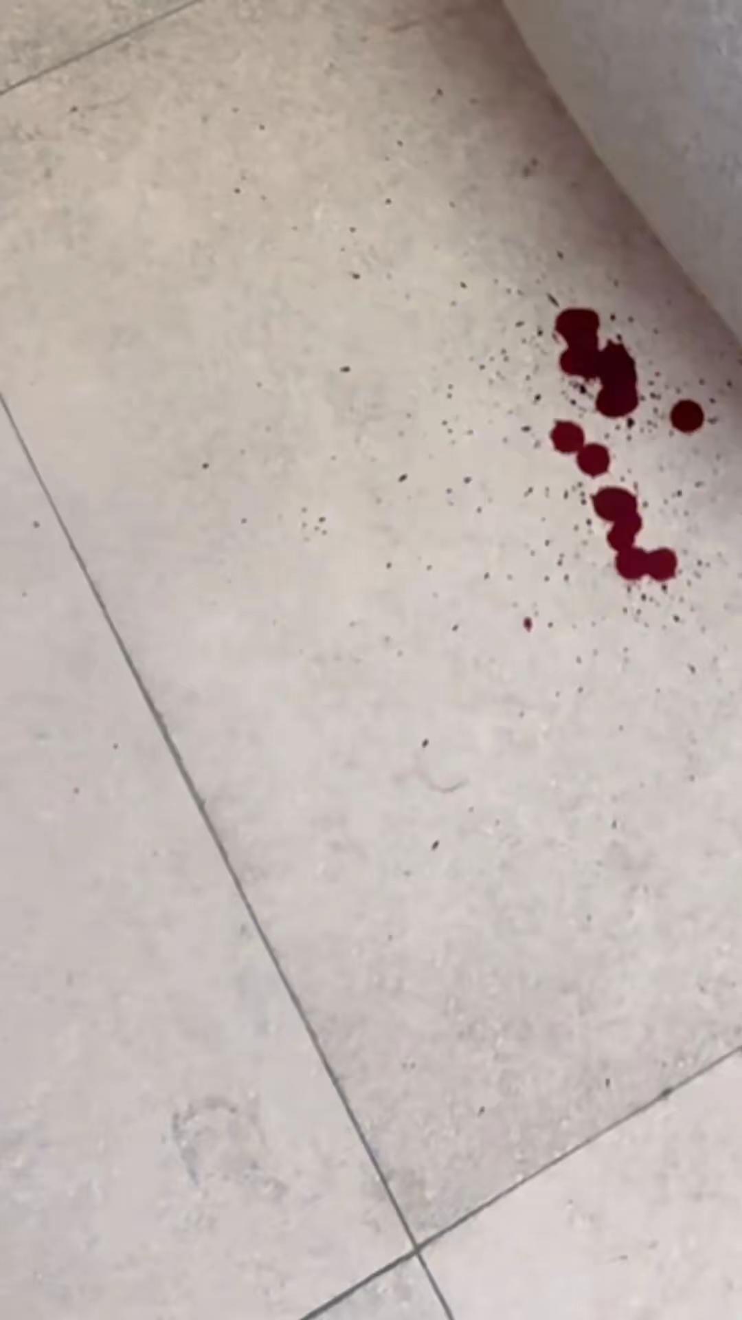 出乎意料，1月4日，广东一位房东小万刚被早晨7点4分的闹钟惊醒，立马看到自己的手