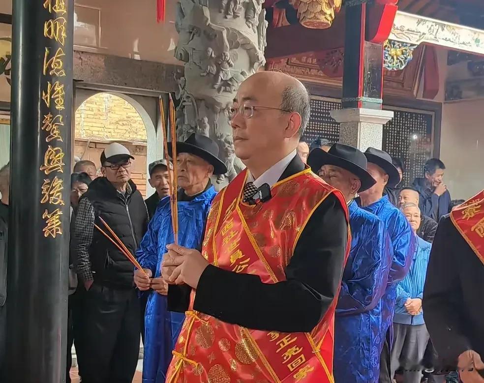 郭正亮回到福建漳州祖籍地祭祖，见到郭氏宗亲很感慨同时也很开心，特别是和一名老郭家