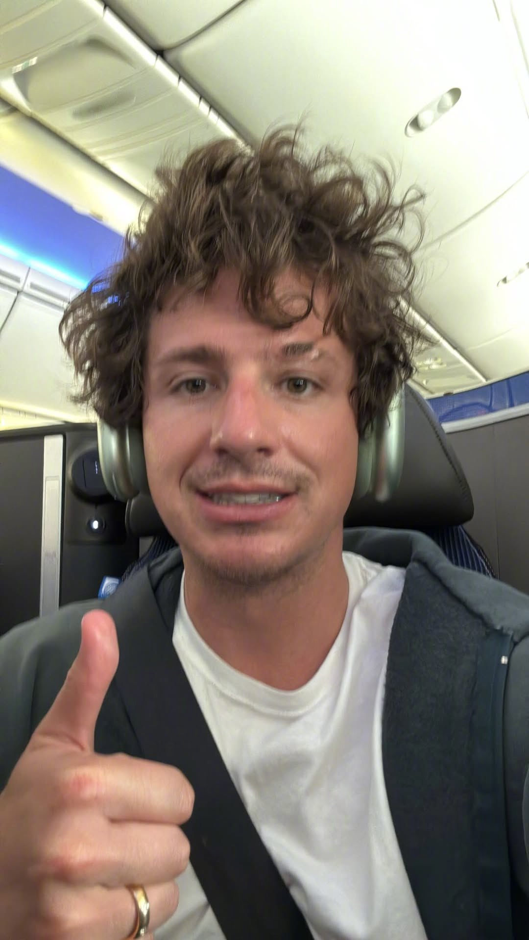 断眉登机照 断眉charlie puth 登机，真要去《歌手》？！7月初还有演唱