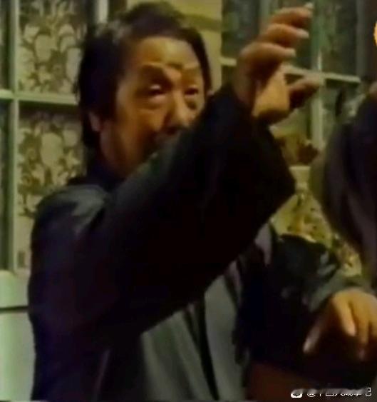 拳桩呈现“形中之意形”: 大有毛骨悚然、杀气腾腾，犹如刀枪林立，双层交错，相互“