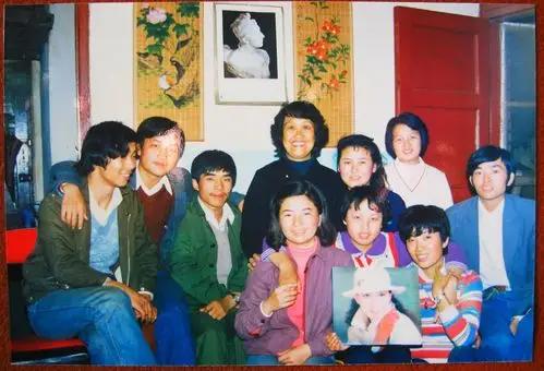 看到1976届毕业生时隔50年全员齐聚校园，真的太让人破防了。在如今快节奏的时代