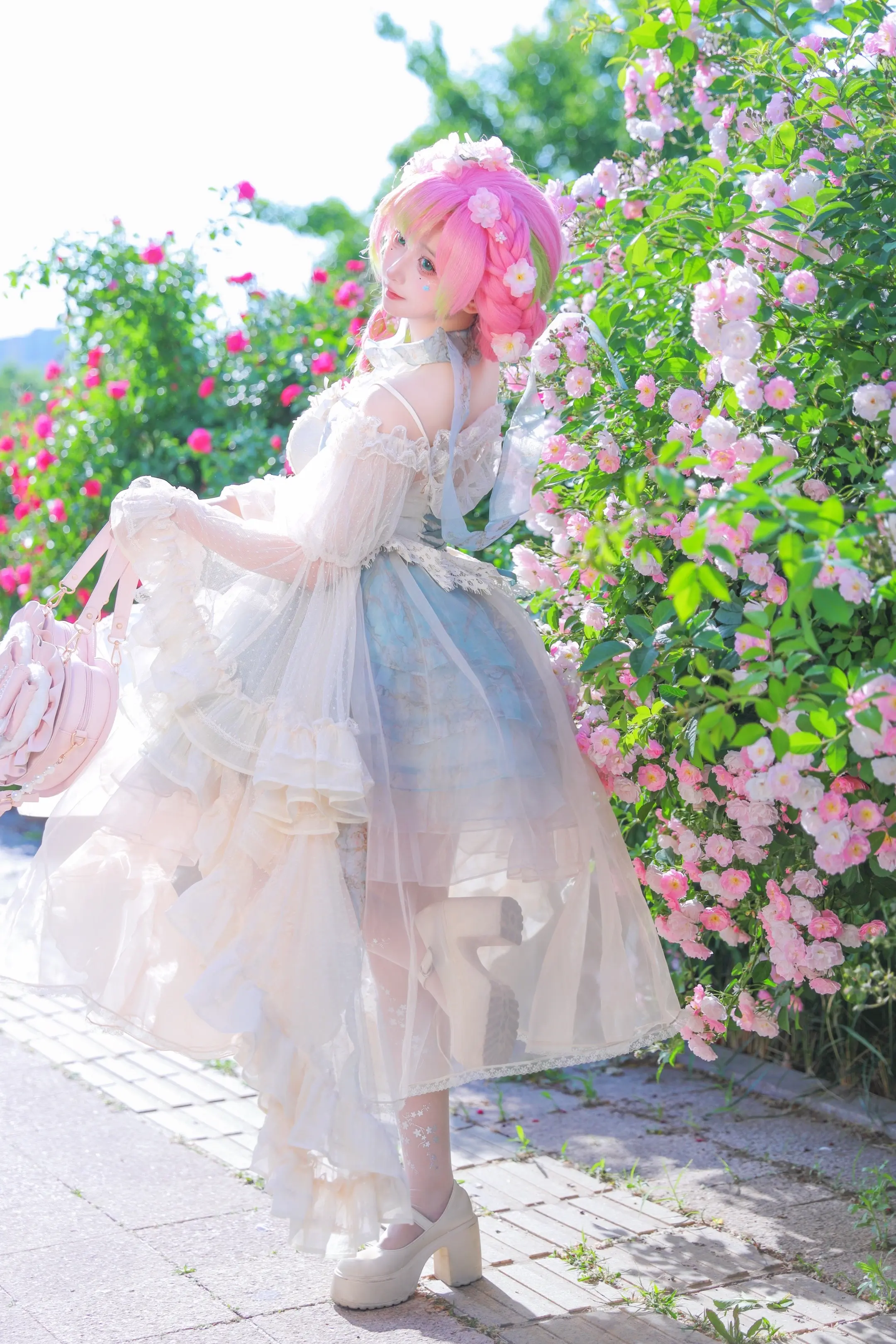 就算你有一道墙，我的爱会攀上窗台盛放🌸。是蜜璃啦！💕 📷