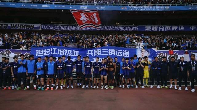 祝邓卓翔生日快乐

中超联赛第29轮，武汉三镇主场3-5不敌山东泰山，提前一轮降级。今天恰逢邓卓翔3