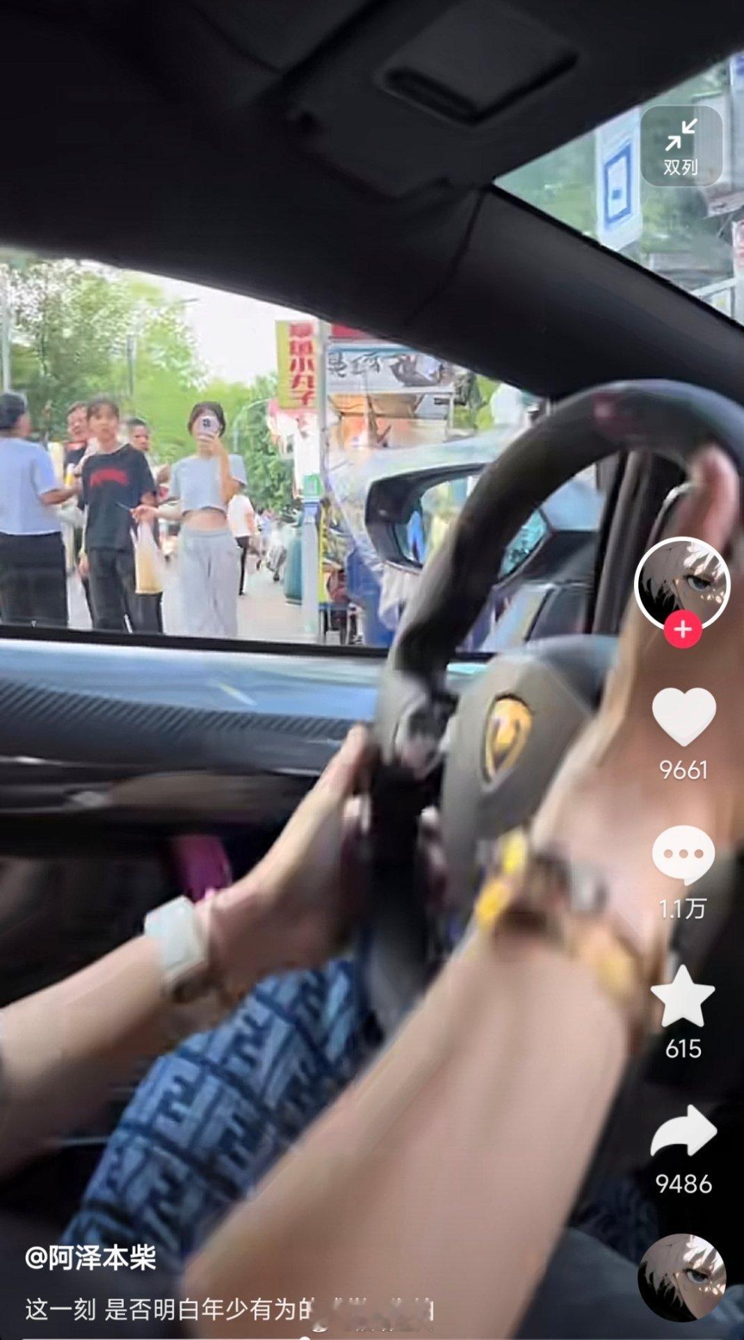 在小吃街你开个老头乐也照样会被人围观啊，在那自我感动什么，成条路看你都像看傻子一