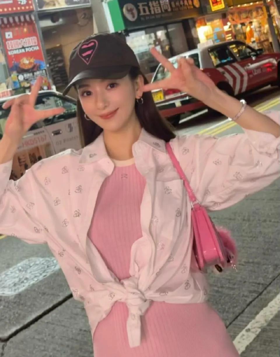 人逢喜事精神爽，郭富城老婆方媛自从怀上了三胎以后这气色看着和往常不一样了，脸色红