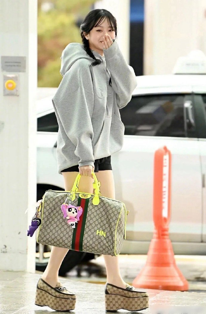 果然时尚是个轮回，又开始流行厚底鞋了，走路应该很稳吧…… ​ ​​​