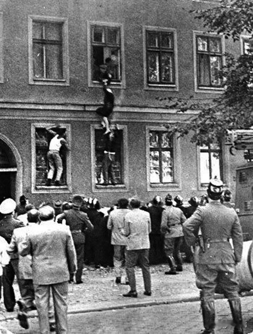 这是一张拍摄于1961年9月24日的历史照片，记录了冷战时期柏林墙建成后，东柏林