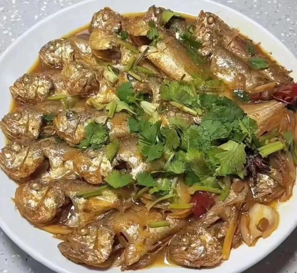 #秋日美食大赏#酱焖大头宝，鲜美无比。大头宝，比黄花鱼小，肉嫩到轻轻一碰，就容易