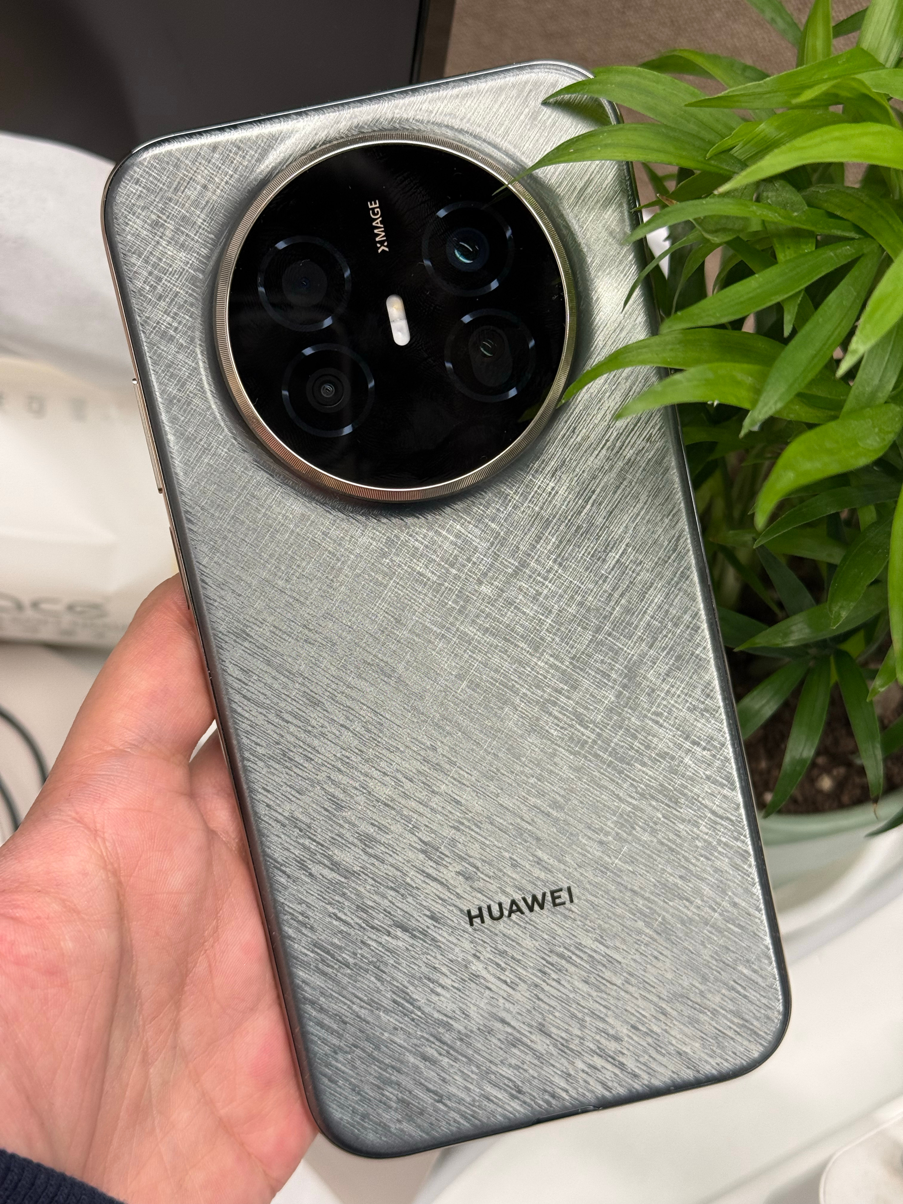 华为Mate 70 Air虽然上手直观手感比我想象中要好，屏幕大，电池大，R角不