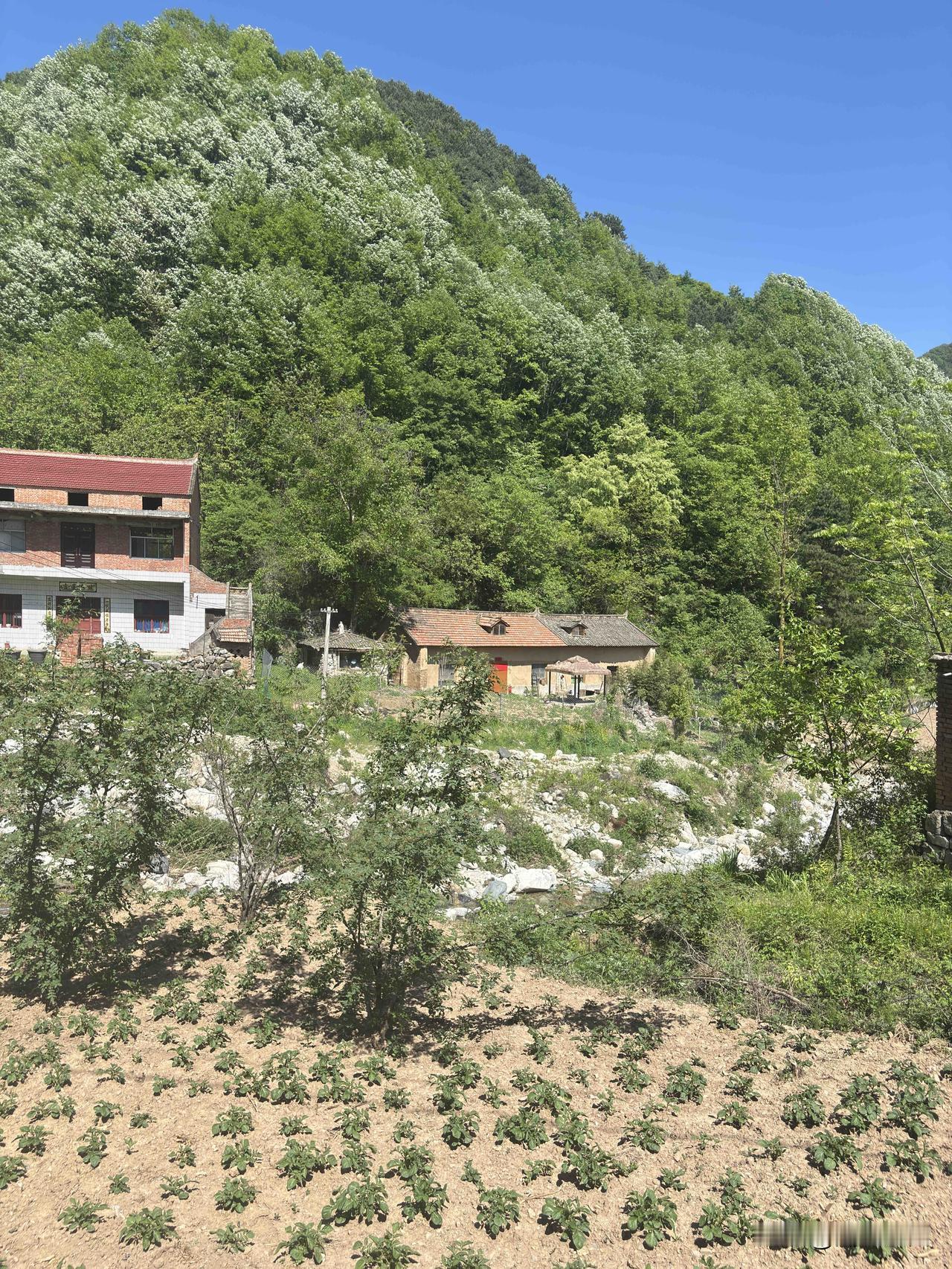 蓝田扇车沟这房子屋顶很特别，开的小窗子，这个是有二楼吧，做采光用的吧，比较少见，