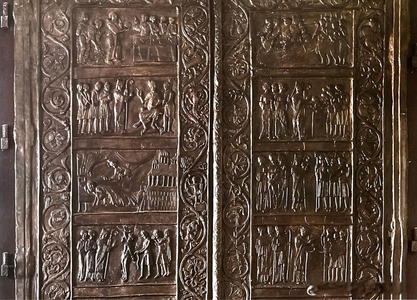 # 罗马式时期艺术  ROMANESQUE # 格涅兹诺主教座堂格涅兹诺主教座堂