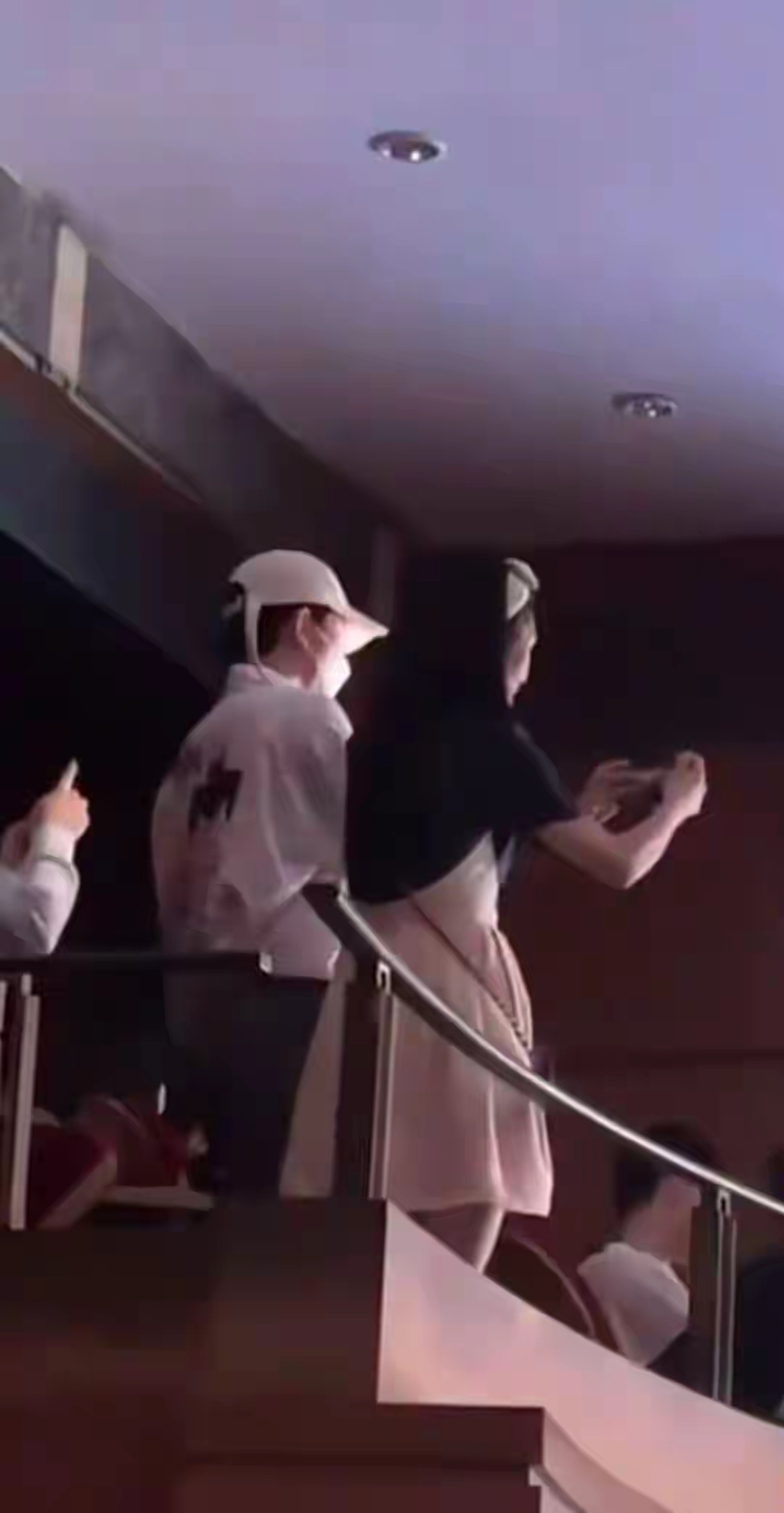 张杰谢娜现身学校看女儿演出，看得出来很开心了一直拿着手机拍 