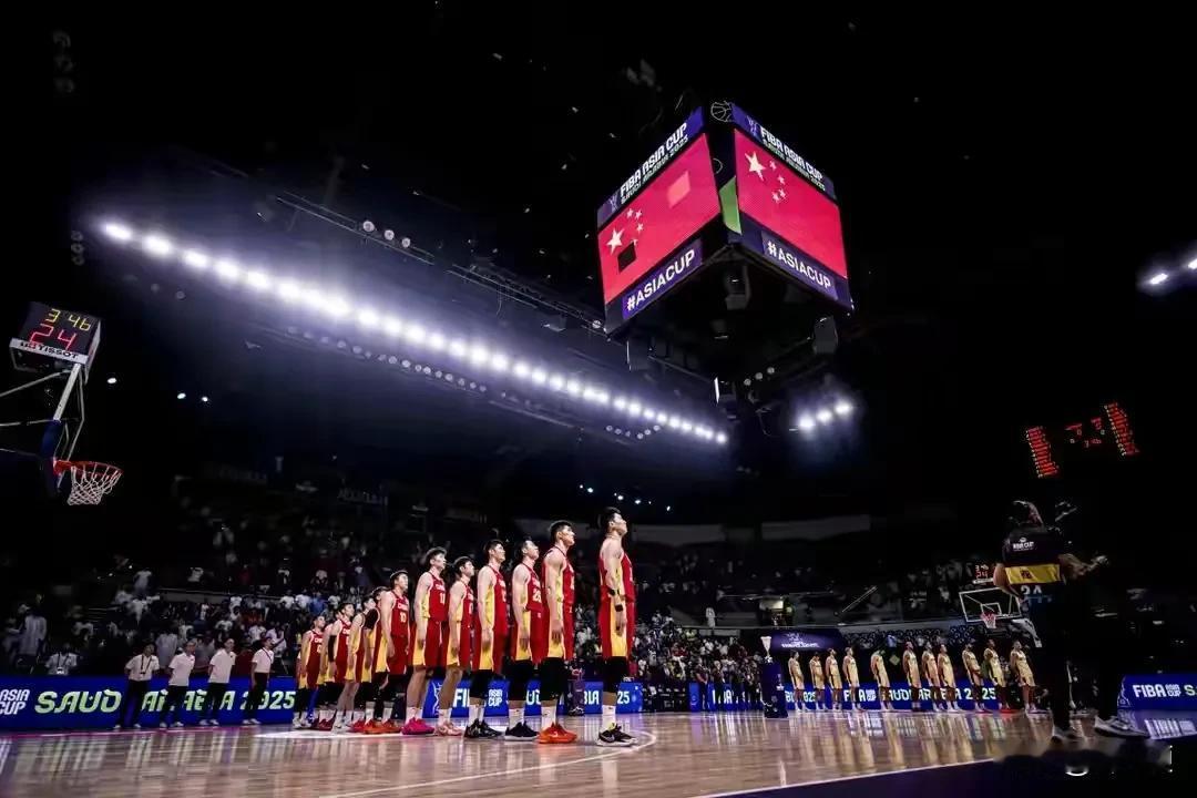 对昨晚男篮的表现，球迷纷纷夸赞“我们是亚洲杯亚军，亚洲冠军”。看来，篮球确实比足