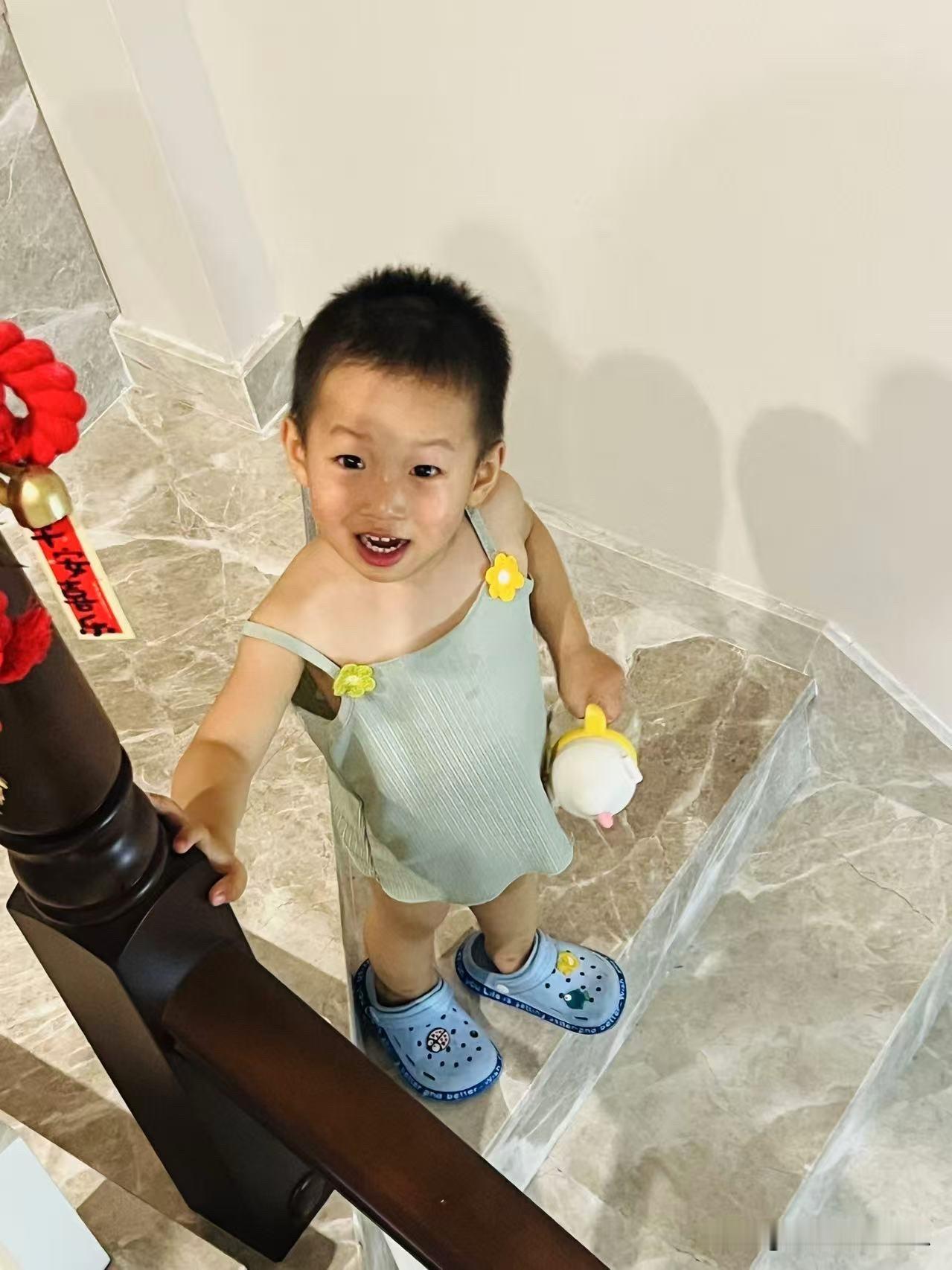 小孩子自己不认识自己，挺搞笑的！

小宝看到这张去年的照片照片说是弟弟。

去年